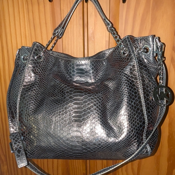 Michael Kors Jet Set chain metallic shoulder bag. - Picture 4 of 11